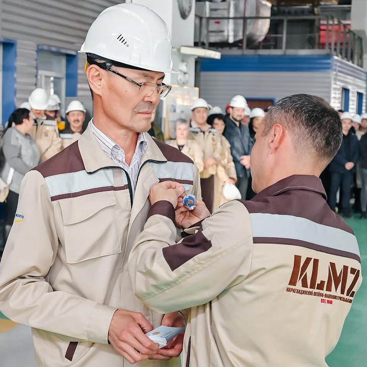 “Машинажасаушылар күніне” орай Зауытымызда еңбек ардагерлерін, үздік қызметкерлерді салтанатты марапаттау рәсімі өтті.